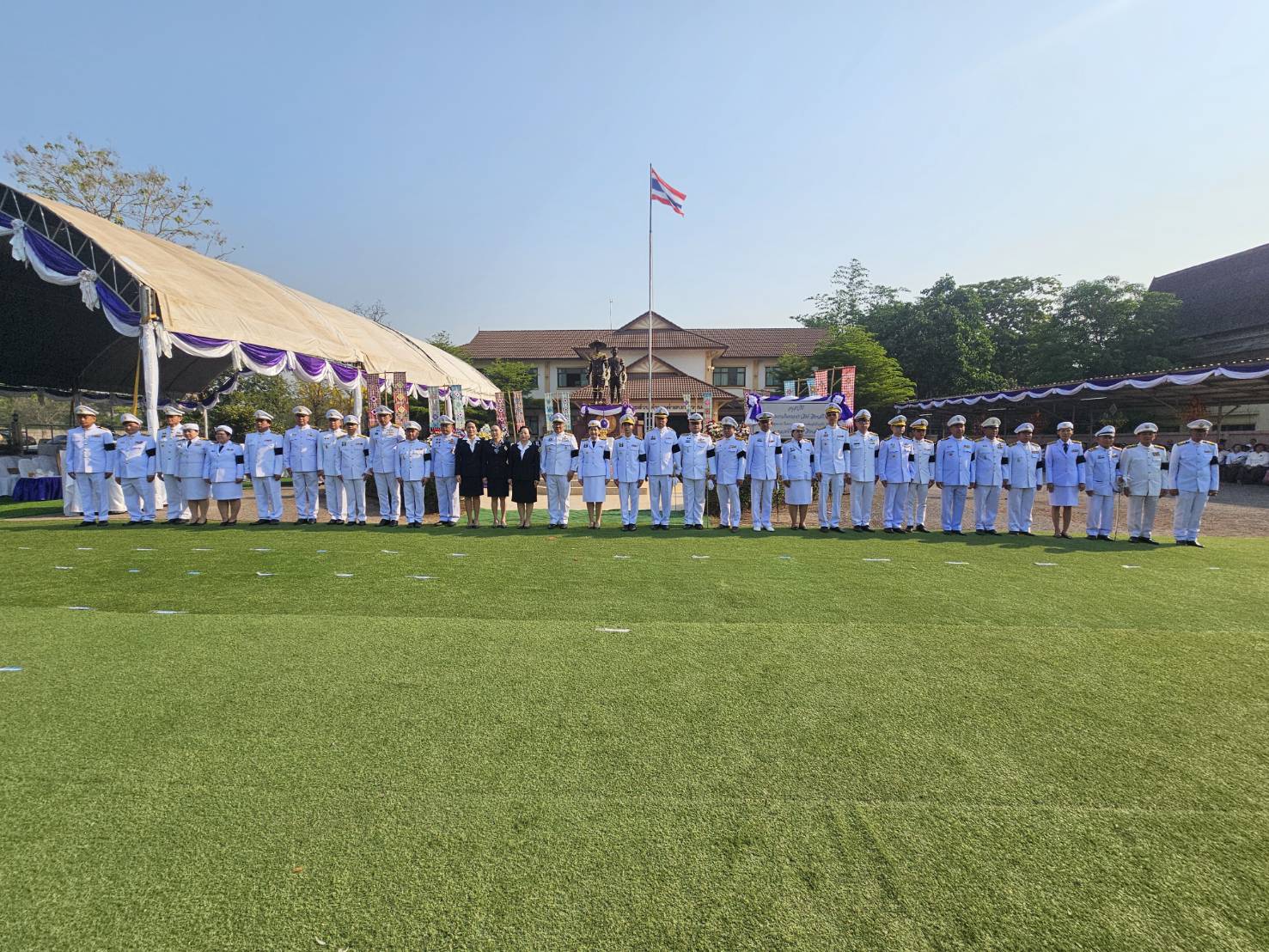 พช.หนองคาย ร่วมพิธีวางพานพุ่มสักการะอนุสาวรีย์เจ้าพระยาบดินทรเดชา (สิงห์ สิงหเสนี) อัครมหาเสนาบดีสมุหนายก และหลวงพิพิธ (ม่วง สิงหเสนี)