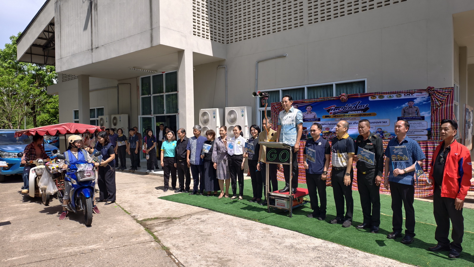พช.หนองคาย ร่วมกิจกรรม Kick Off จำหน่ายสินค้า “ไทยช่วยไทย ลดภาระค่าครองชีพผ่านเครือข่ายรถพุ่มพวง”