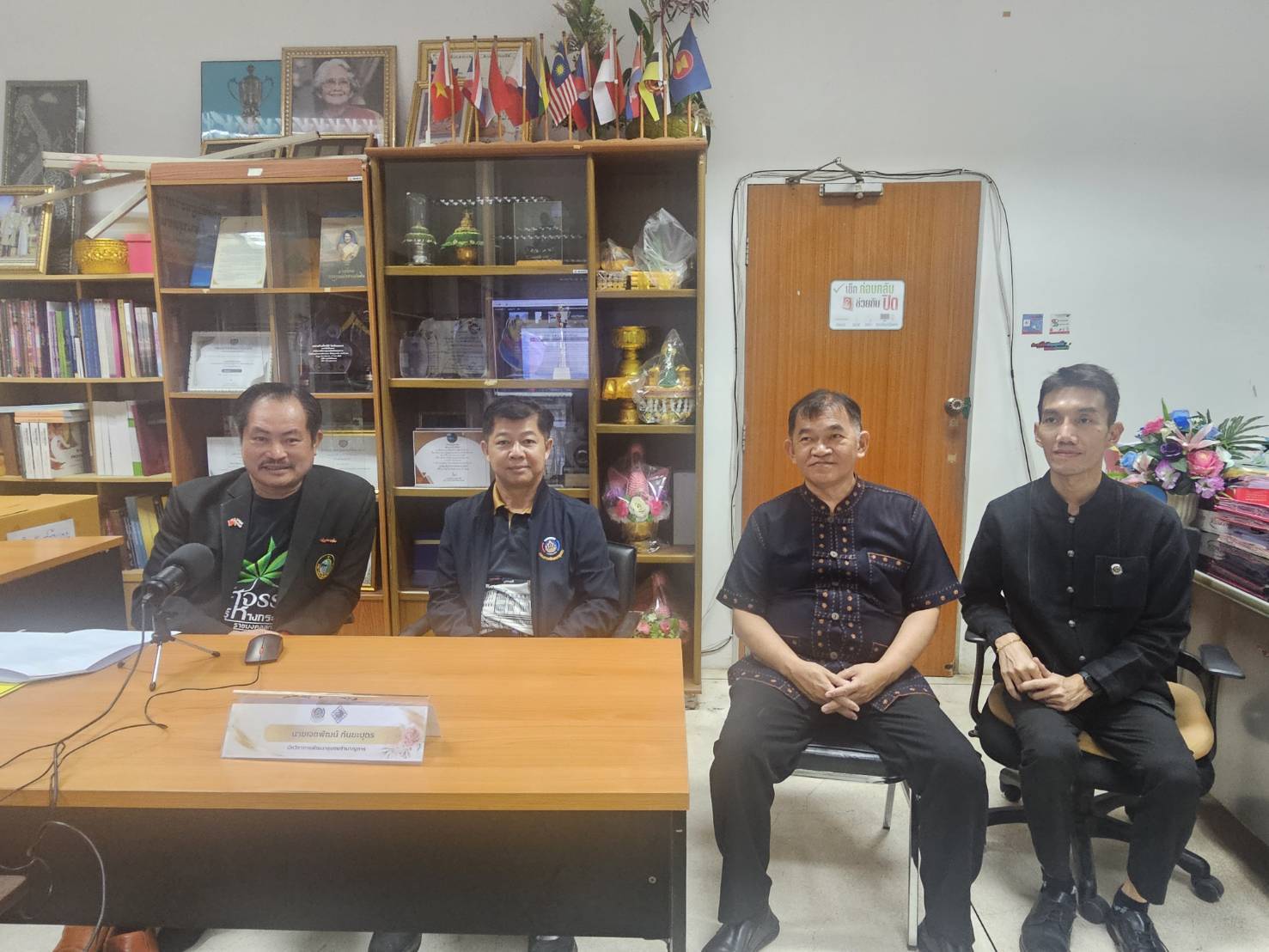 พช.หนองคาย ร่วมประชุมคณะกรรมการภาคประชาชนในคณะกรรมการบริหารสำนักงานกลาง ศอช. ขับเคลื่อนการพัฒนาชุมชนเข้มแข็งทั่วประเทศ